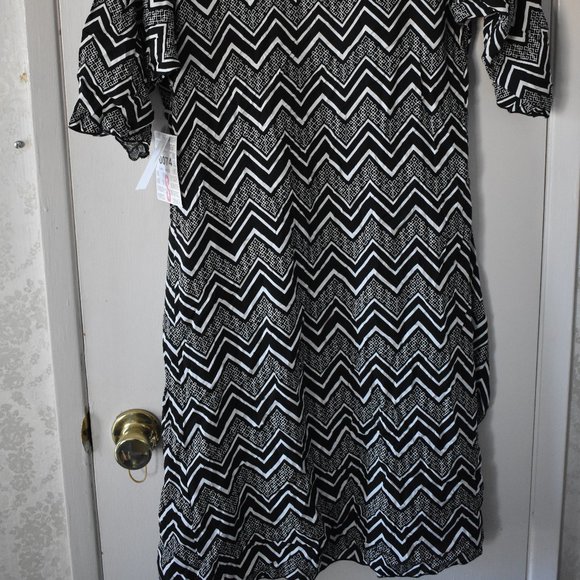 Black & White Chevron Shirley - Picture 2 of 6